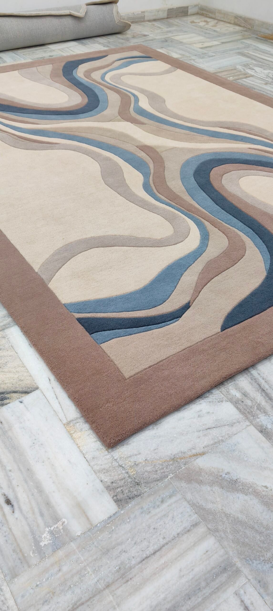Hand-Tufted Abstract Wool Carpet (250x350 cm) - Image 8