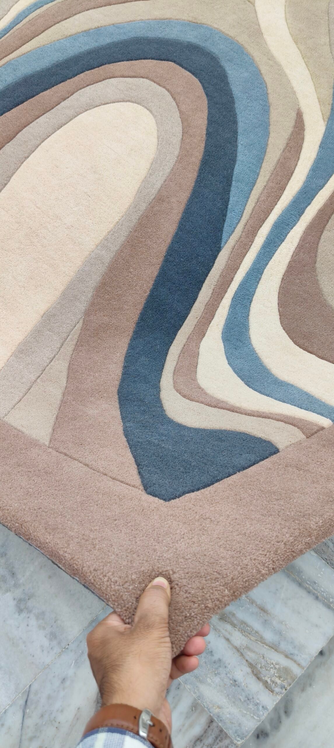 Hand-Tufted Abstract Wool Carpet (250x350 cm) - Image 4