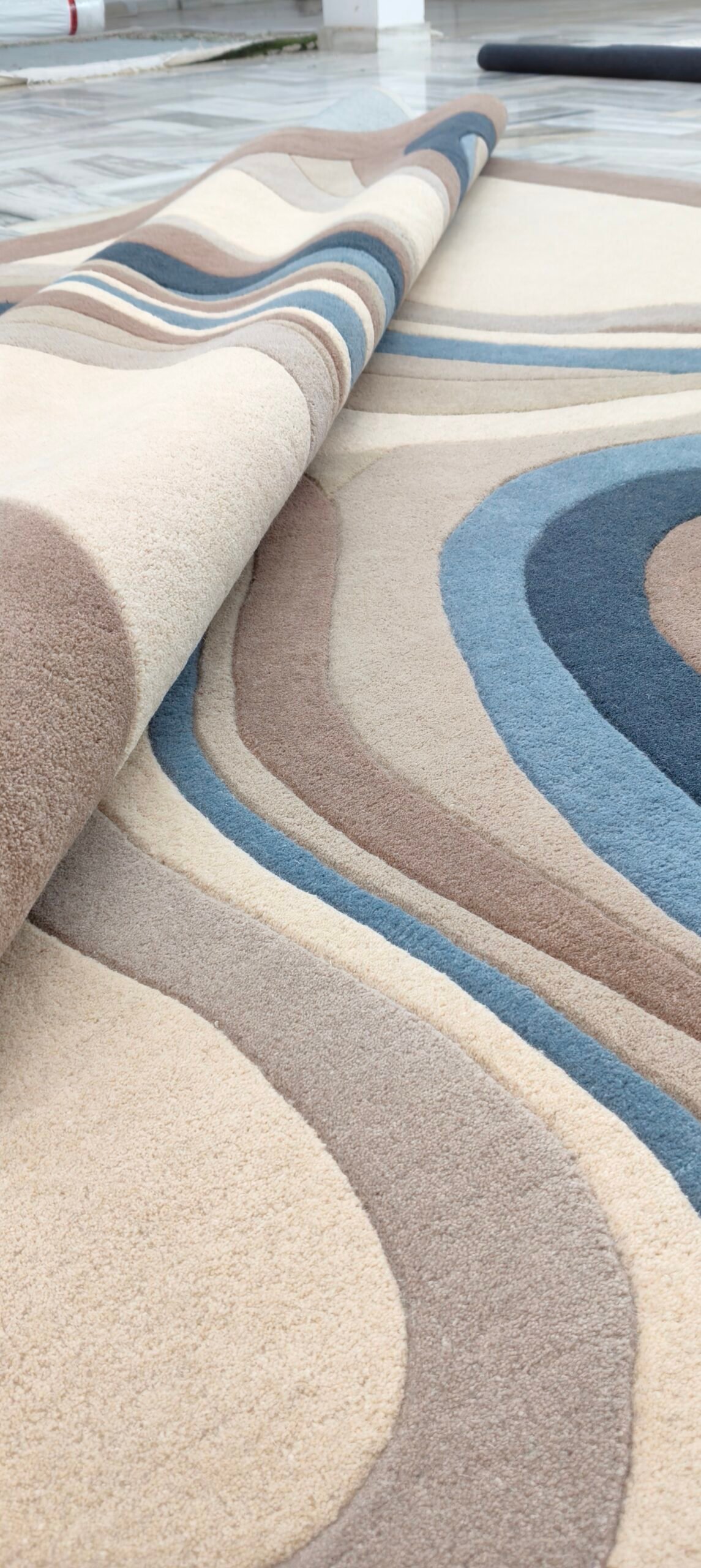 Hand-Tufted Abstract Wool Carpet (250x350 cm) - Image 6