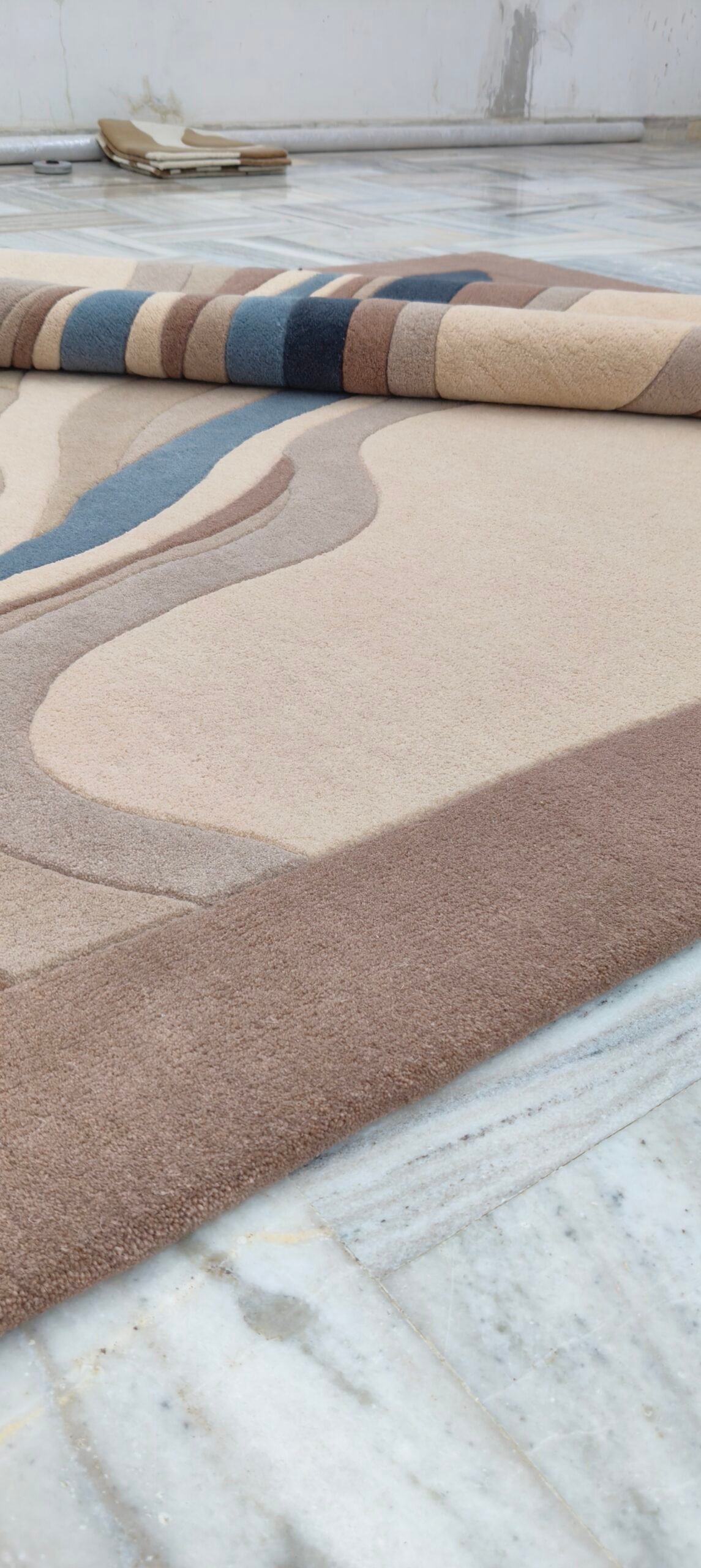 Hand-Tufted Abstract Wool Carpet (250x350 cm) - Image 11