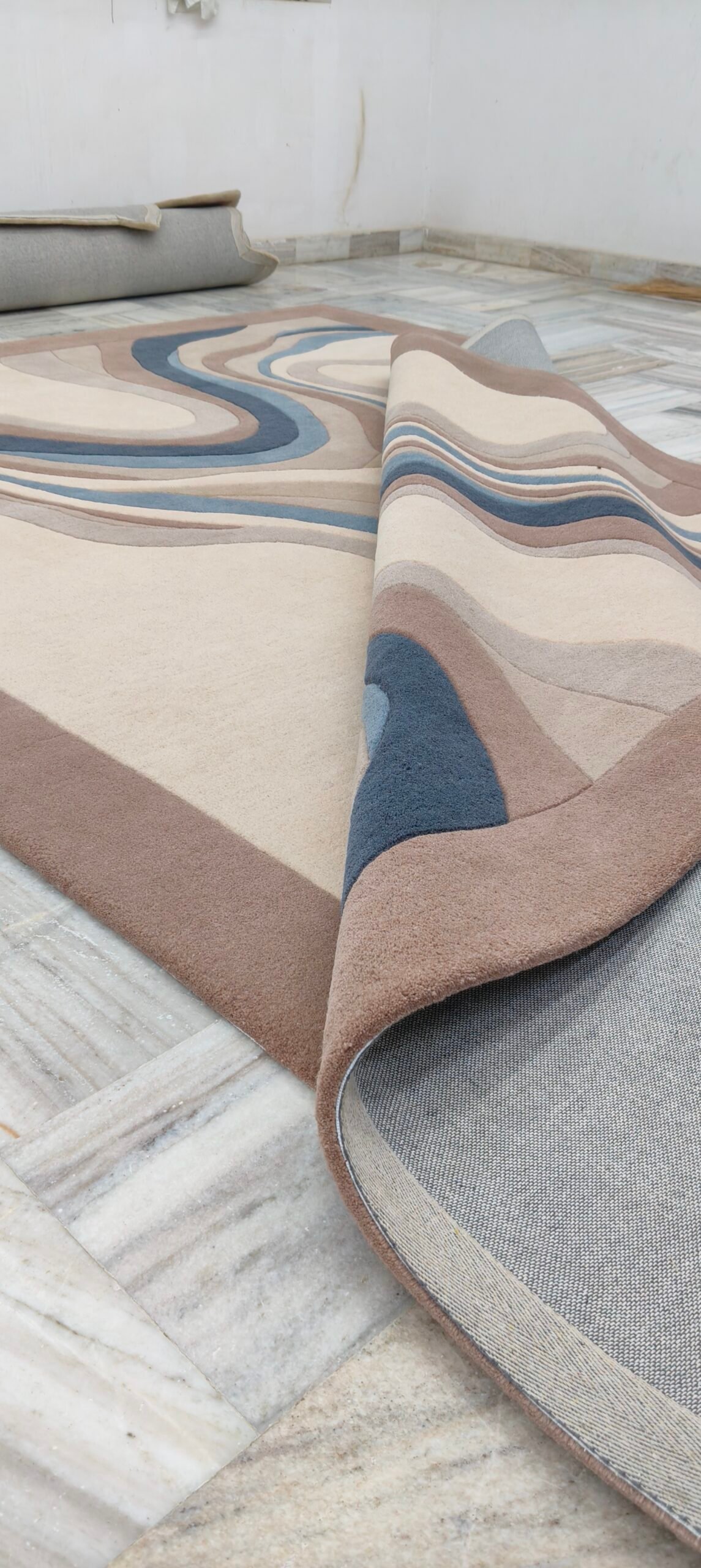 Hand-Tufted Abstract Wool Carpet (250x350 cm) - Image 3